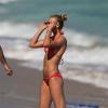 Anne Vyalitsyna (Anne V) passait Thanksgiving en bikini à Miami, le 22 novembre 2012, avec son meilleur ami Ali Kavoussi et ses parents.