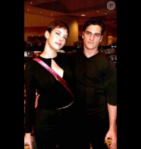 Liv Tyler et Joaquin Phoenix lors d'une soirée à Los Angeles en 1995.