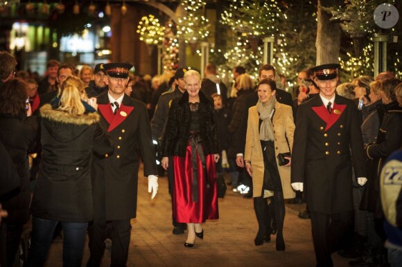 La reine Margrethe II de Danemark dans les jardins de Tivoli, à Copenhague, le 22 novembre 2012 pour la première de Casse-Noisette, une production à laquelle elle a très activement contribué (costumes, décors...).