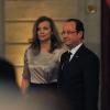 François Hollande et sa compagne Valérie Trierweiler reçoivent leurs invités pour le dîner organisé en l'honneur du président italien Giorgio Napolitano. A l'Élysée, le 21 novembre 2012.