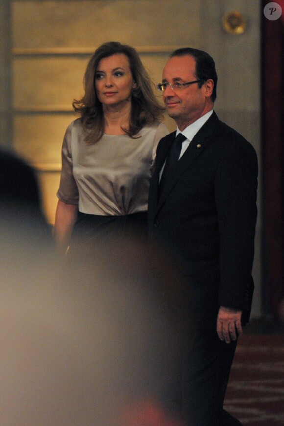 François Hollande et sa compagne Valérie Trierweiler reçoivent leurs invités pour le dîner organisé en l'honneur du président italien Giorgio Napolitano. A l'Élysée, le 21 novembre 2012.