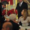 Valérie Trierweiler parle à un des invités lors du dîner organisé en l'honneur du président italien Giorgio Napolitano. A l'Élysée, le 21 novembre 2012.
