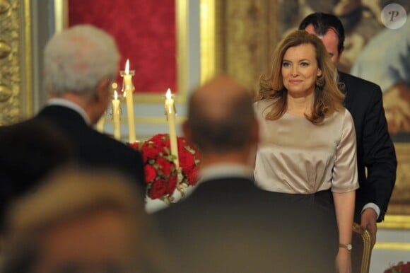 Valérie Trierweiler était très belle lors du dîner organisé en l'honneur du président italien Giorgio Napolitano. A l'Élysée, le 21 novembre 2012.
