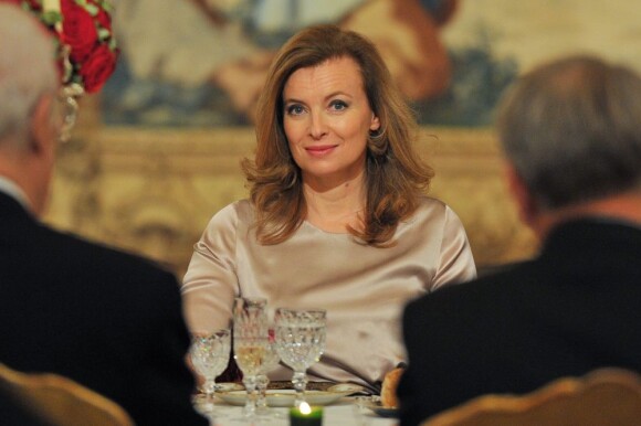 Valérie Trierweiler, compagne de François Hollande, très en beauté lors du dîner organisé en l'honneur du président italien Giorgio Napolitano. A l'Élysée, le 21 novembre 2012.