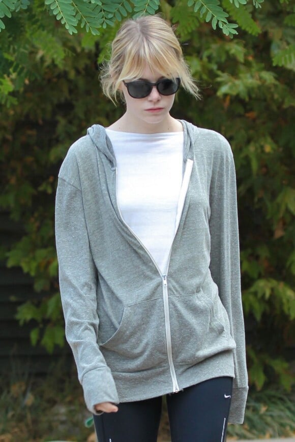 Emma Stone se promène dans le quartier d'Hollywood Hills à Los Angeles, le 21 octobre 2012.