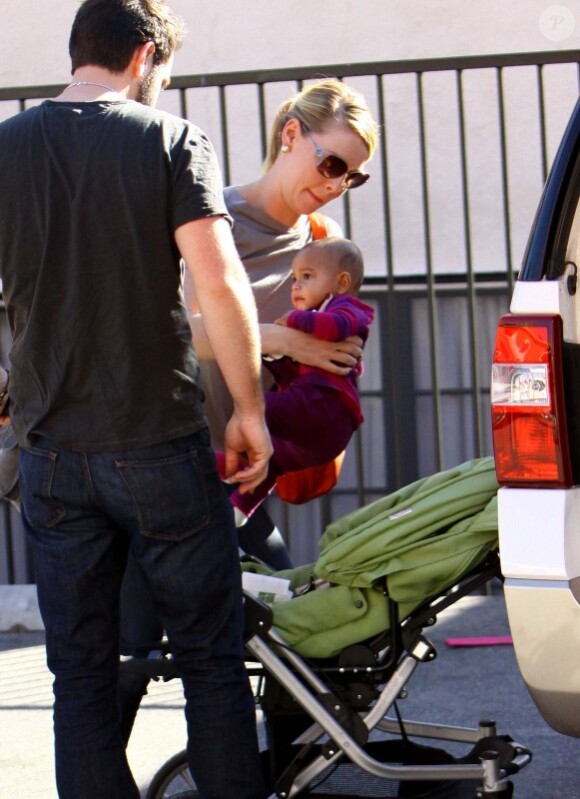 Katherine Heigl et son mari Josh Kelley avec leur adorable fille Adalaide alors qu'ils font les courses de Noël à Los Feliz, Los Angeles, le 23 novembre 2012