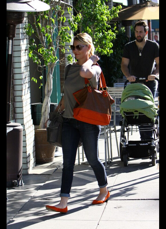 Katherine Heigl, en parfaite maman, s'occupe des courses de Noël aux côtés de son mari Josh Kelley et de leur petite Adalaide à Los Feliz, Los Angeles, le 23 novembre 2012
