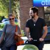 Katherine Heigl et son mari Josh Kelley s'occupent de leur adorable fille Adalaide alors qu'ils font les courses de Noël à Los Feliz, Los Angeles, le 23 novembre 2012