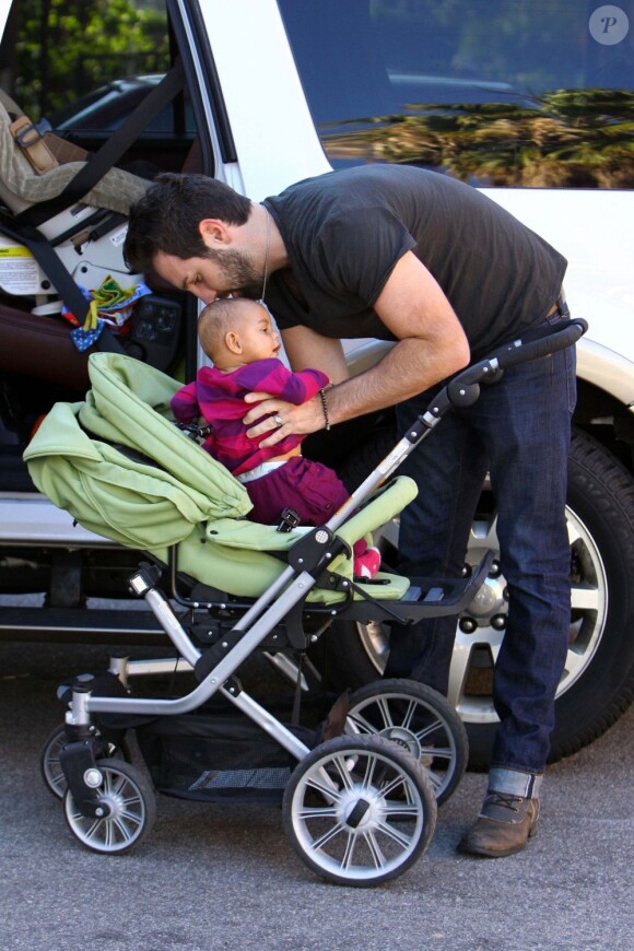 Josh Kelley un vrai papa poule avec la petite Adalaide à Los Feliz, Los Angeles, le 23 novembre 2012
