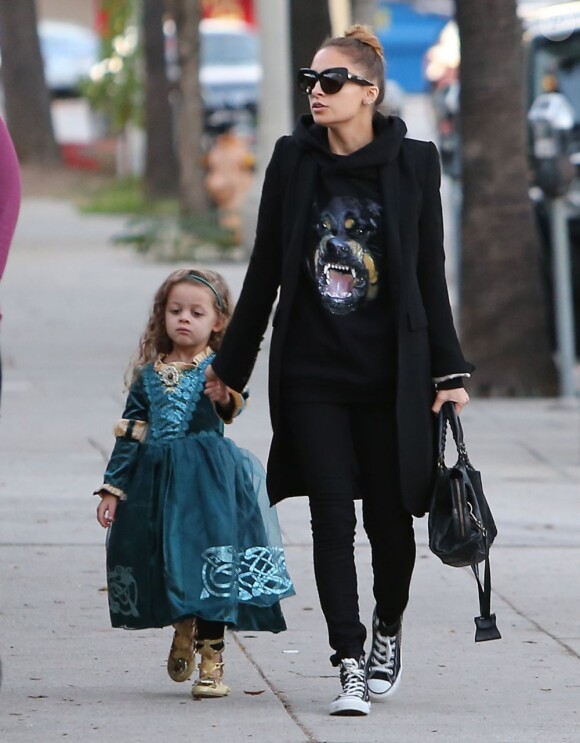 Nicole Richie, stylée pour escorter sa fille Harlow déguisée en princesse à l'anniversaire de Bronx Mowgli Wentz, fils d'Ashlee Simpson et Pete Wentz, qui fête ses quatre ans. Studio City, le 20 novembre 2012.