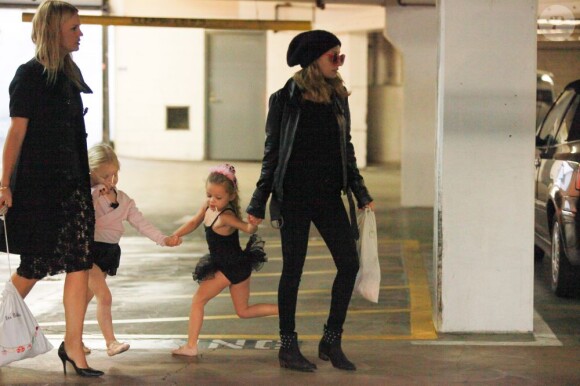 Nicole Richie, stylée tout en noir avec une veste en cuir Winter Kate et des bottines Zadig & Voltaire, récupère Harlow à l'issue de son cours de danse classique. West Hollywood, le 15 novembre 2012.
