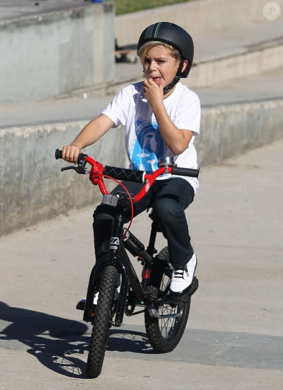Gavin Rossdale : Son petit Kingston est un vrai biker au parc à Santa Monica, le 24 novembre 2012
