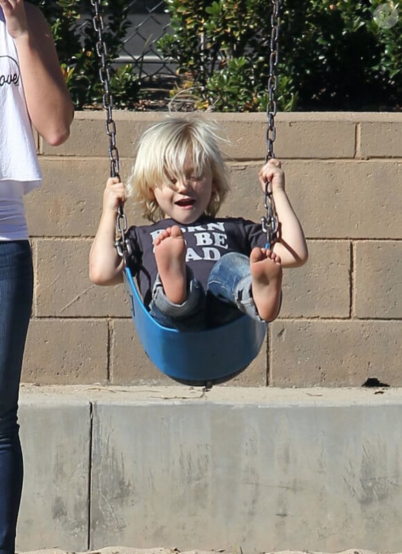 Gavin Rossdale : l'adorable petit Zuma est un pro de la balançoire avec sa baby-sitter au parc à Santa Monica, le 24 novembre 2012
