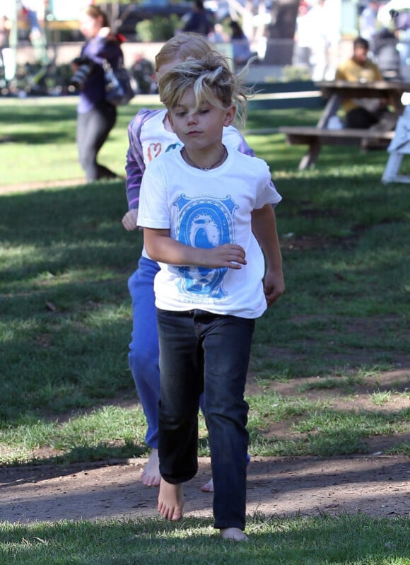 Gavin Rossdale emmène ses fils Kingston et Zuma au parc à Santa Monica, le 24 novembre 2012
