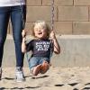 Gavin Rossdale : l'adorable petit Zuma est un pro de la balançoire avec sa baby-sitter au parc à Santa Monica, le 24 novembre 2012
