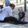 Gavin Rossdale : un vrai papa poule avec le petit Zuma au parc à Santa Monica, le 24 novembre 2012
