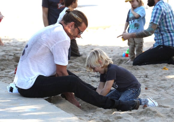 Gavin Rossdale : un vrai papa poule avec le petit Zuma au parc à Santa Monica, le 24 novembre 2012
