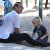 Gavin Rossdale : un vrai papa poule avec le petit Zuma au parc à Santa Monica, le 24 novembre 2012
