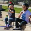 Gavin Rossdale emmène ses deux aventuriers de fils Kingston et Zuma au parc à Santa Monica, le 24 novembre 2012
