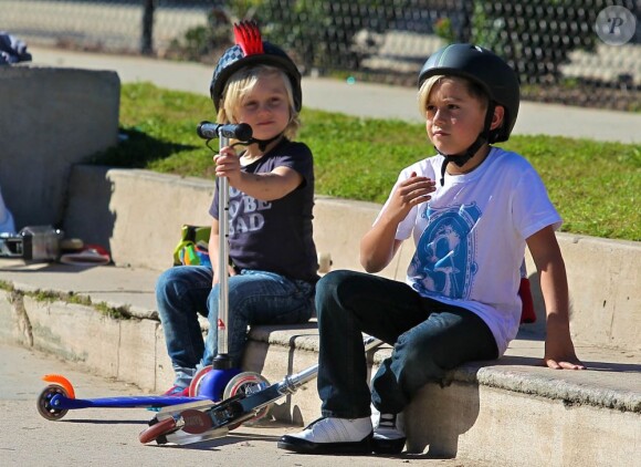 Gavin Rossdale emmène ses deux aventuriers de fils Kingston et Zuma au parc à Santa Monica, le 24 novembre 2012