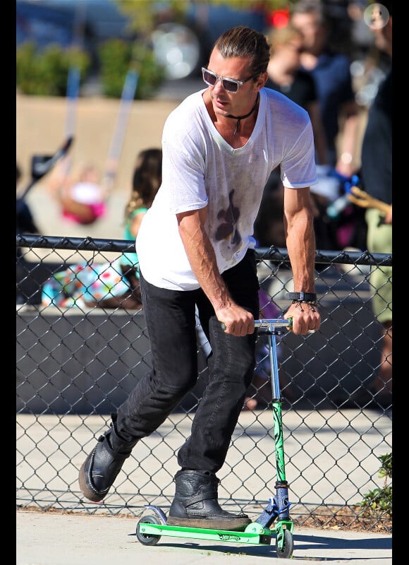 Gavin Rossdale se met à la trotinette au parc à Santa Monica, le 24 novembre 2012