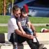 Gavin Rossdale : un vrai papa poule pour son adorable petit Zuma au parc à Santa Monica, le 24 novembre 2012