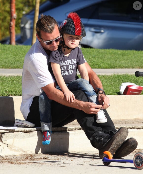 Gavin Rossdale : un vrai papa poule pour son adorable petit Zuma au parc à Santa Monica, le 24 novembre 2012