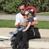 Gavin Rossdale : un vrai papa poule pour son adorable petit Zuma au parc à Santa Monica, le 24 novembre 2012
