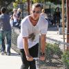 Gavin Rossdale se met à la trotinette au parc à Santa Monica, le 24 novembre 2012