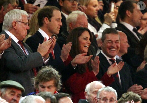 Le prince William et Kate Middleton en supporteurs au Millennium Stadium de Cardiff le 24 novembre 2012 pour le test-match Pays de Galles-Nouvelle-Zélande (10-33). William et Catherine rencontraient à cette occasion des bénévoles et des bénéficiaires du Welsh Charitable Rugby Trust, dont le prince est parrain.