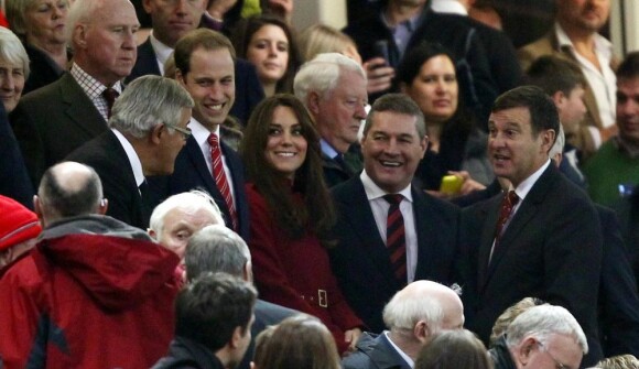 Le prince William et Kate Middleton, duc et duchesse de Cambridge, au Millennium Stadium de Cardiff le 24 novembre 2012 pour le test-match Pays de Galles-Nouvelle-Zélande (10-33). William et Catherine rencontraient à cette occasion des bénévoles et des bénéficiaires du Welsh Charitable Rugby Trust, dont le prince est parrain.