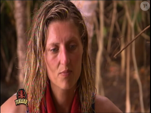 Myriam en pleine réflexion, candidate de Koh Lanta Malaisie, lors de l'épisode 4 diffusé le 23 novembre 2012 sur TF1.