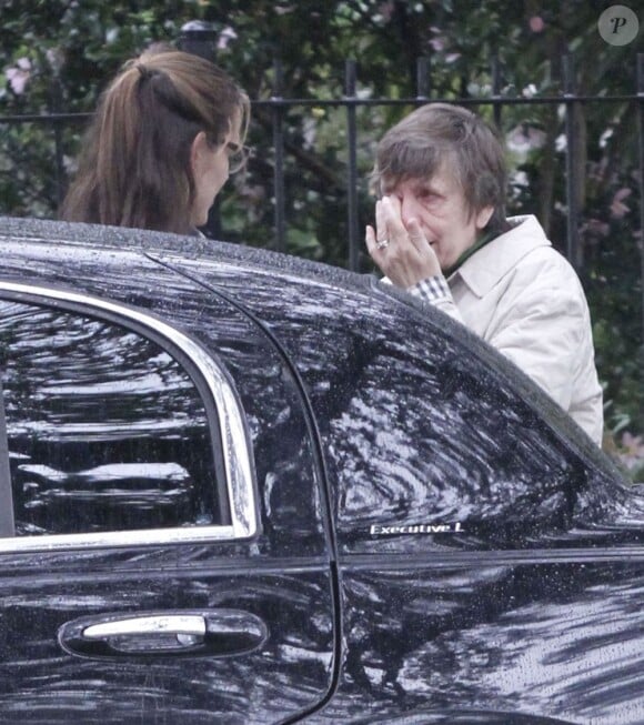 La mère de Jennifer Garner, très émue, quitte le domicile de sa fille après sa visite pour Thanksgiving à la Nouvelle-Orléans, le 26 novembre 2012.