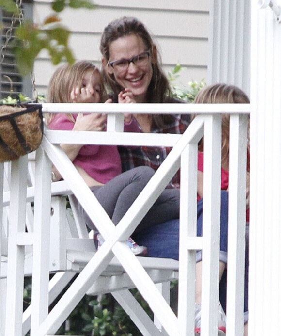 Jennifer Garner et ses enfants Violet, Seraphina et Samuel sortent de leur maison à la Nouvelle-Orléans, le 26 novembre 2012.