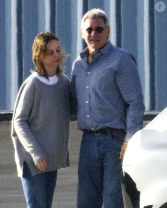 Harrison Ford et sa femme Calista Flockhart sur le tarmac de l'aéroport de Santa Monica, le 25 novembre 2012.