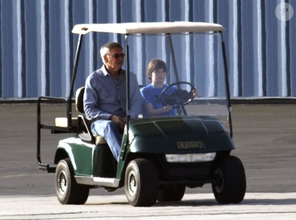 Harrison Ford, sa femme Calista Flockhart et leur fils Liam rentrent de leurs vacances passées à Santa Monica, le 25 novembre 2012.