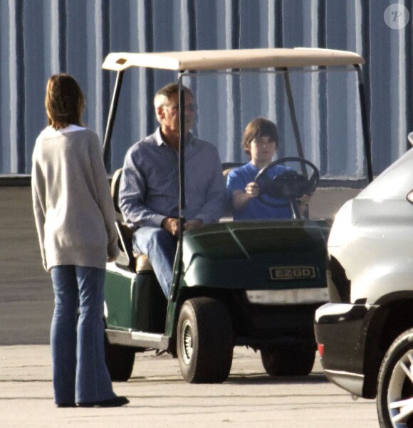 Harrison Ford, sa femme Calista Flockhart et leur fils Liam se détendent avant de quitter Santa Monica, le 25 novembre 2012.