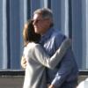 Harrison Ford et sa femme Calista Flockhart partagent un petit câlin avant de quitter Santa Monica, le 25 novembre 2012.