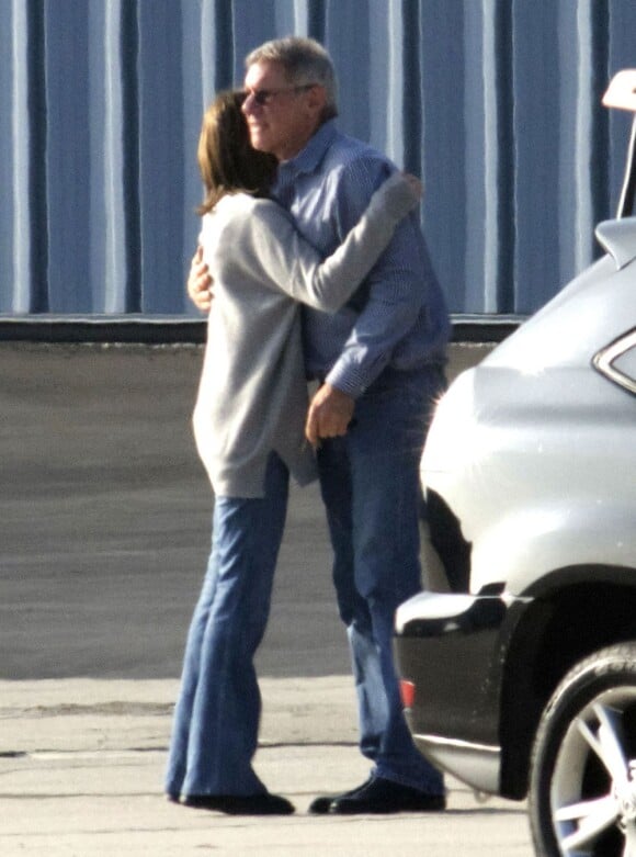 Harrison Ford et sa femme Calista Flockhart partagent un petit câlin avant de quitter Santa Monica, le 25 novembre 2012.