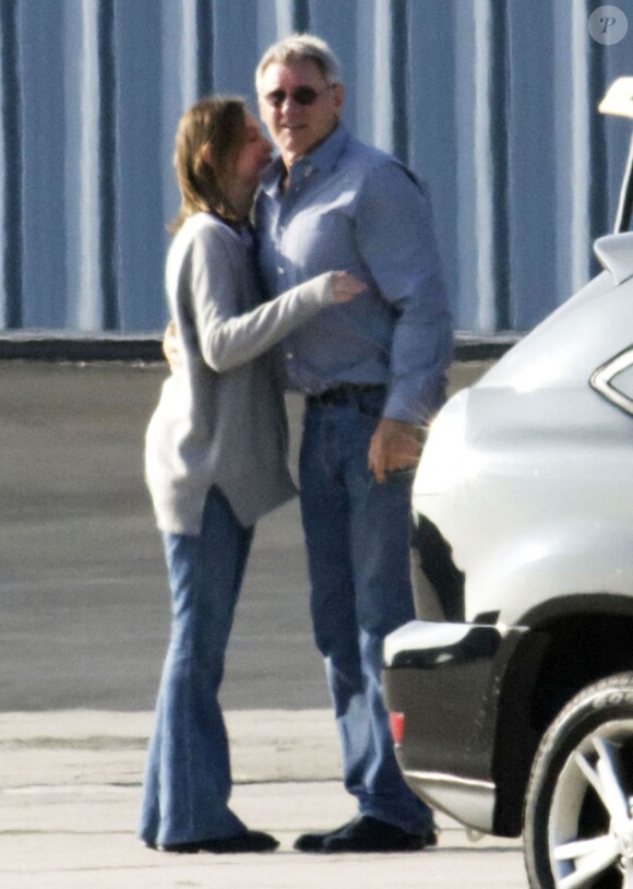 Harrison Ford tendre avec sa femme Calista Flockhart à Santa Monica, le 25 novembre 2012.