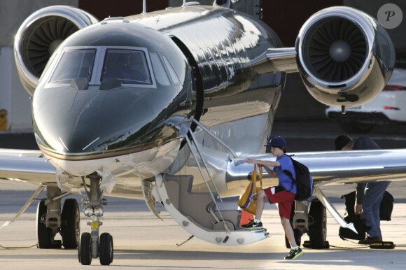 Le jeune Liam embarque dans le jet privé du couple à Santa Monica, le 21 novembre 2012.