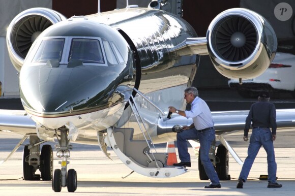 Harrison Ford embarque à bord du jet privé du couple à Santa Monica, le 21 novembre 2012.