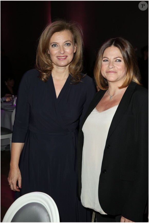 Valérie Trierweiler et Charlotte Valandrey lors du dîner organisé par Link et l'association Aides, le 27 Novembre 2012 à Paris.