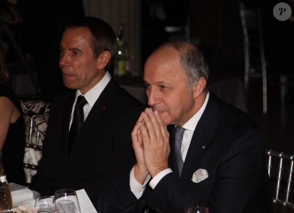 Laurent Fabius et Jeff Koons lors du dîner de Gala de la French American Foundation au Palais d'Iéna à Paris le 27 Novembre 2012