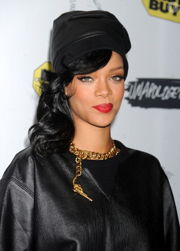 Rihanna célèbre la sortie de son album Unapologetic au Best Buy Theater à New York, le 20 novembre 2012.