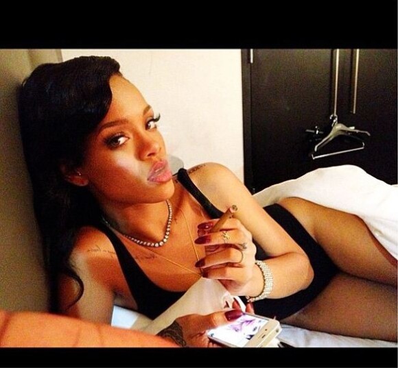 Leandra Goodridge, une proche de Rihanna, postait sur Instagram une photo de la chanteuse, un blunt à la main et iPhone dans l'autre.