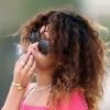 Rihanna fume un blunt sur une plage à Hawaï. Le 16 janvier 2012.