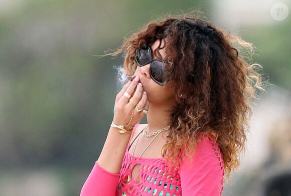 Rihanna fume un blunt sur une plage à Hawaï. Le 16 janvier 2012.