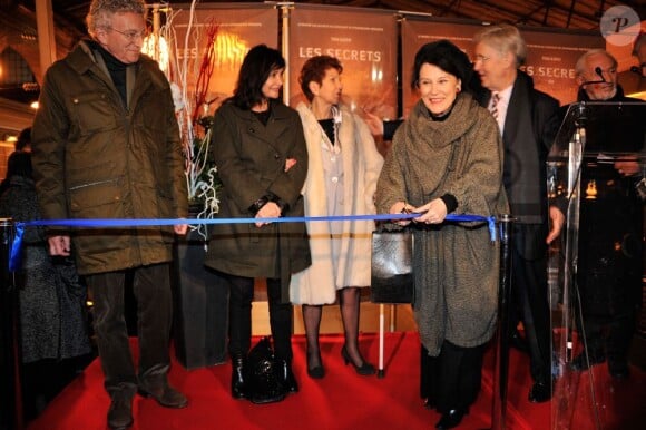 Evelyne Bouix, Irene Frain et Nelson Monfort assistent à l'inauguration du Train Du Chocolat à la Gare du Nord le 29 novembre 2012.