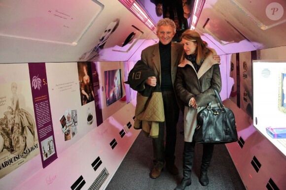 Nelson Monfort et son épouse Dominique découvrent le Train Du Chocolat à la Gare du Nord le 29 novembre 2012.